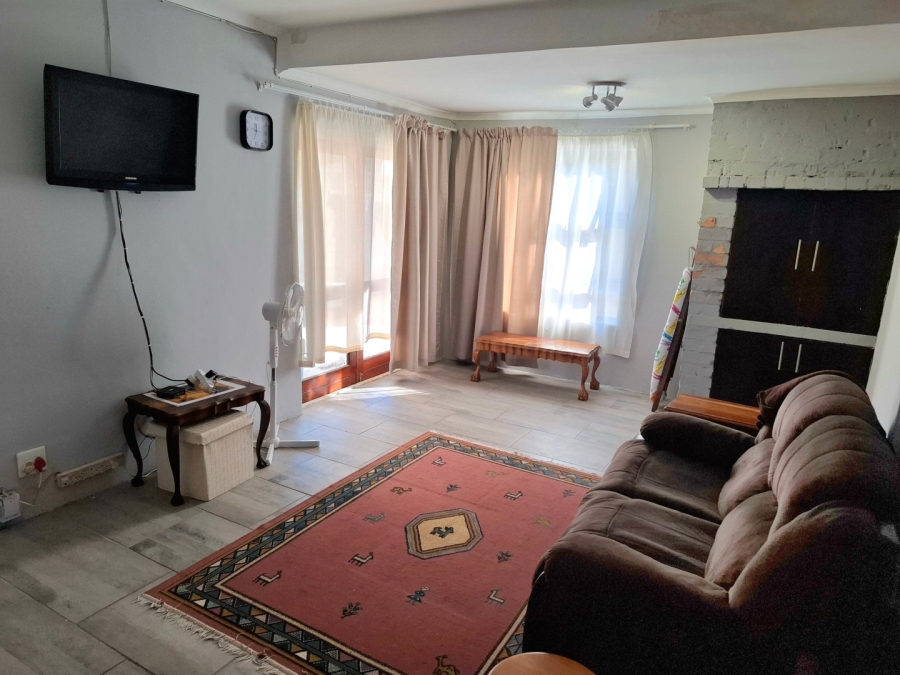4 Bedroom Property for Sale in Oakdale Western Cape